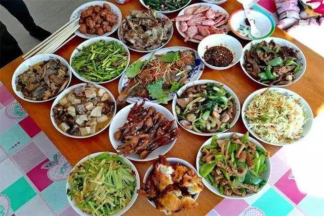 岳母來家裡過年,進門看到一桌子豐盛飯菜,我直接掀翻飯桌!