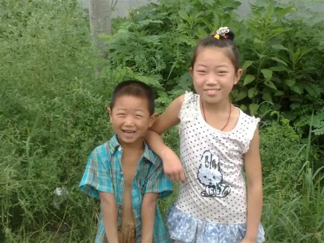 為供弟上學我嫁殘疾老公,老公病重我去借錢,弟弟的話讓我想哭!