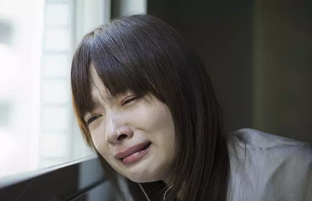 為供弟上學我嫁殘疾老公,老公病重我去借錢,弟弟的話讓我想哭!
