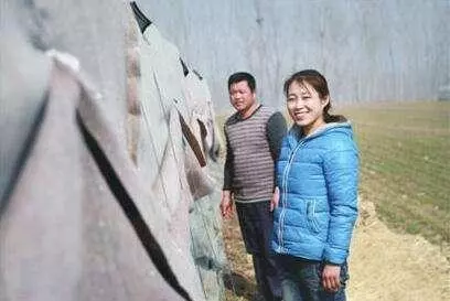 外出打工掙錢每個月給老婆兩千,回家帶她逛街,我決定多給一千!