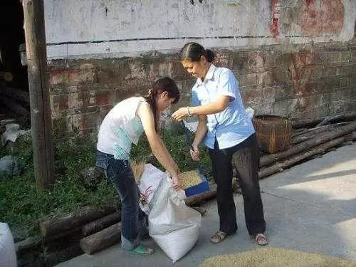 外出打工掙錢每個月給老婆兩千,回家帶她逛街,我決定多給一千!