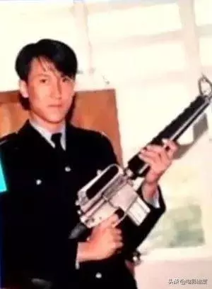 「曾保護黛安娜王妃」特警轉行演藝圈,18歲交往「娶青梅竹馬26年」今兒子顏質爆表!