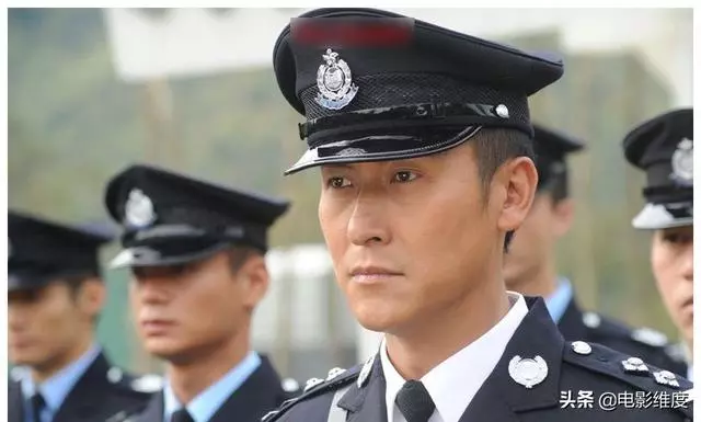 「曾保護黛安娜王妃」特警轉行演藝圈,18歲交往「娶青梅竹馬26年」今兒子顏質爆表!