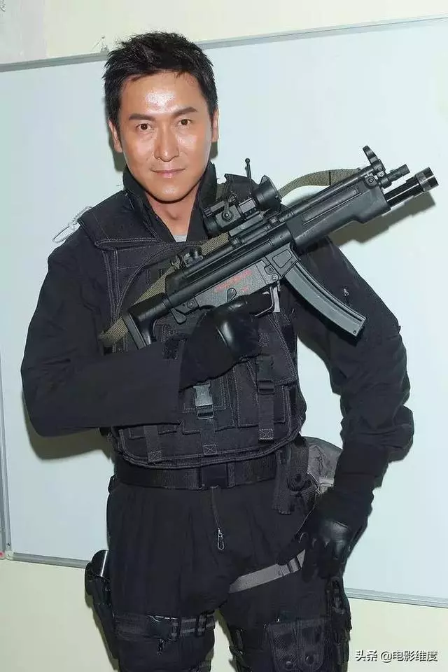 「曾保護黛安娜王妃」特警轉行演藝圈,18歲交往「娶青梅竹馬26年」今兒子顏質爆表!