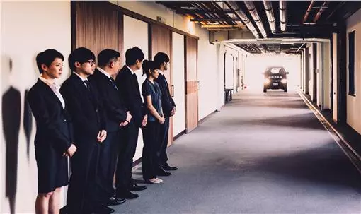 準新娘預約美甲「祂們」身後作陪!才知禮儀師夫「掏錢替他辦身後事」,「我們是來報恩的」守護肚中胎兒~~