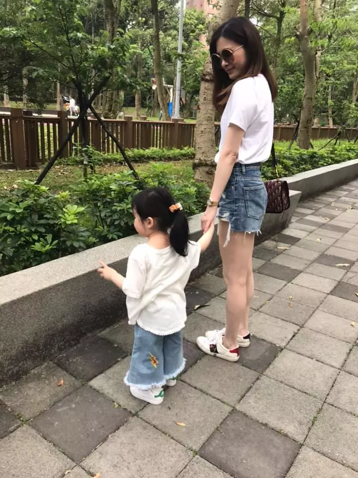 結婚5年!辛龍留著「前女友甜蜜合照」被老婆抓包 見照片「被丟在垃圾桶」反應惹毛劉真:一看就有鬼