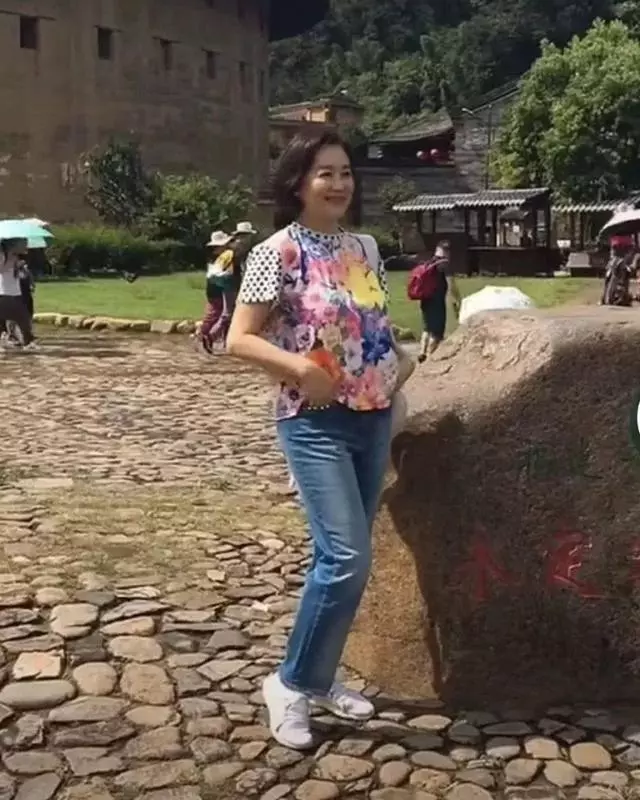林青霞穿老年裝出遊,短髮發福笑起來像老奶奶,這是65歲真實樣子
