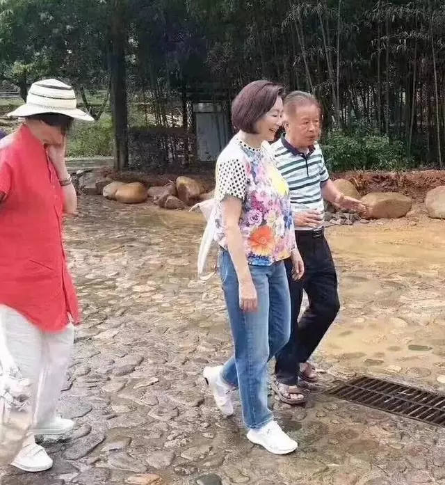 林青霞穿老年裝出遊,短髮發福笑起來像老奶奶,這是65歲真實樣子