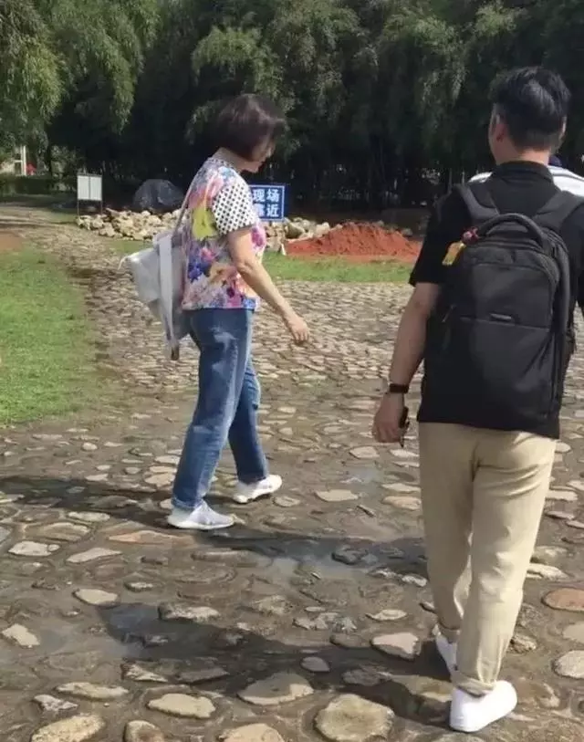 林青霞穿老年裝出遊,短髮發福笑起來像老奶奶,這是65歲真實樣子