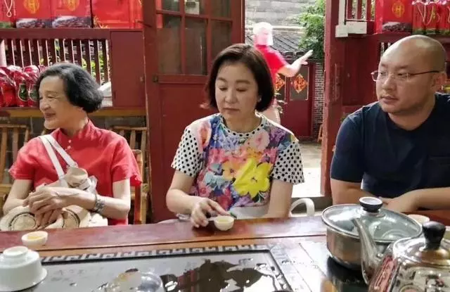林青霞穿老年裝出遊,短髮發福笑起來像老奶奶,這是65歲真實樣子