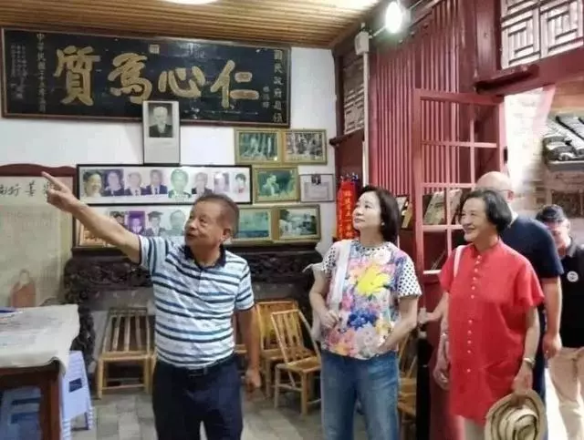 林青霞穿老年裝出遊,短髮發福笑起來像老奶奶,這是65歲真實樣子