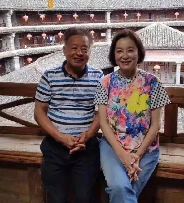 林青霞穿老年裝出遊,短髮發福笑起來像老奶奶,這是65歲真實樣子