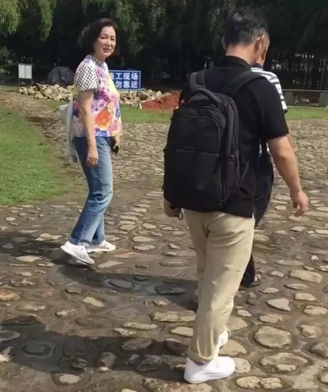 林青霞穿老年裝出遊,短髮發福笑起來像老奶奶,這是65歲真實樣子