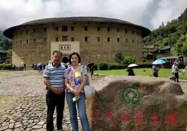 林青霞穿老年裝出遊,短髮發福笑起來像老奶奶,這是65歲真實樣子
