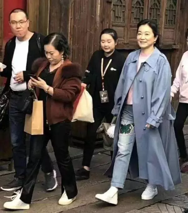 林青霞穿老年裝出遊,短髮發福笑起來像老奶奶,這是65歲真實樣子