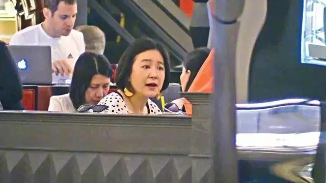 林青霞穿老年裝出遊,短髮發福笑起來像老奶奶,這是65歲真實樣子