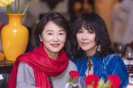 林青霞穿老年裝出遊,短髮發福笑起來像老奶奶,這是65歲真實樣子