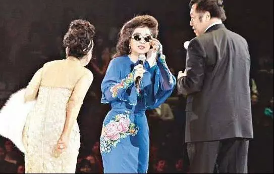 不願放棄本國國籍被丈夫拋棄,如今69歲孤身一人,周潤發:我養你一輩子