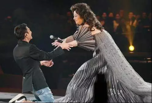 不願放棄本國國籍被丈夫拋棄,如今69歲孤身一人,周潤發:我養你一輩子