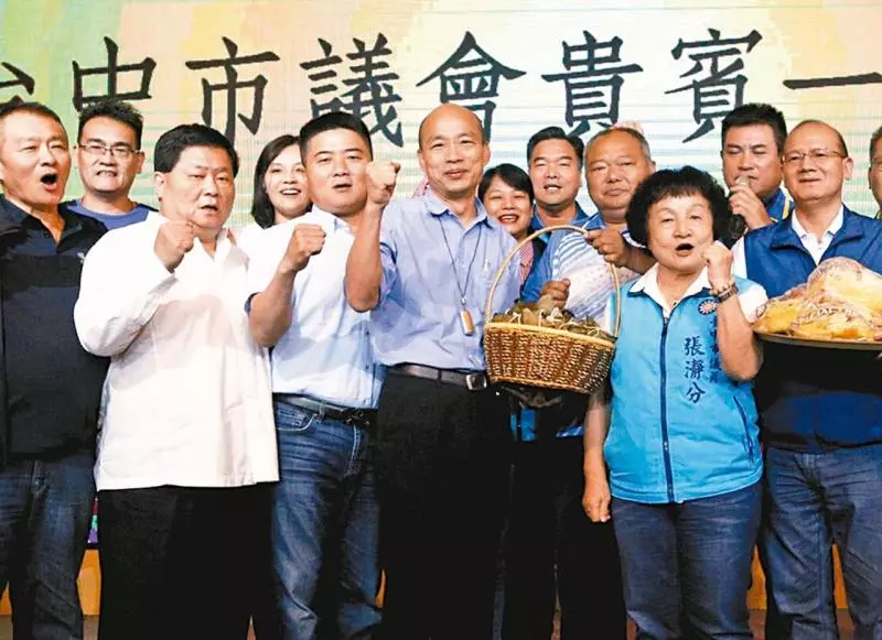 台中紅黑派 送暖到高雄