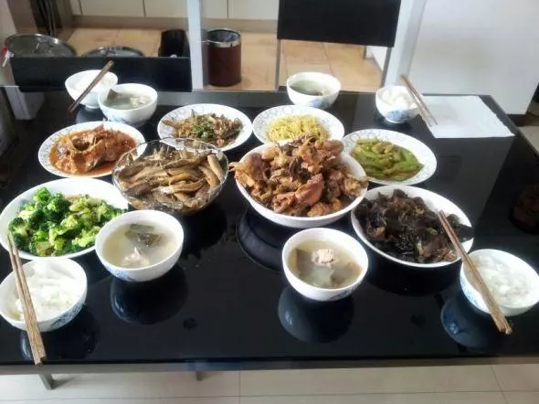 做了上門女婿工資如數上交,回家看到桌上的飯菜,我憤怒掀桌!