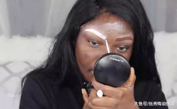 黑人女子挑戰白雪公主, 用粉底塗抹整張臉, 戴上假髮後, 卻驚艷了!