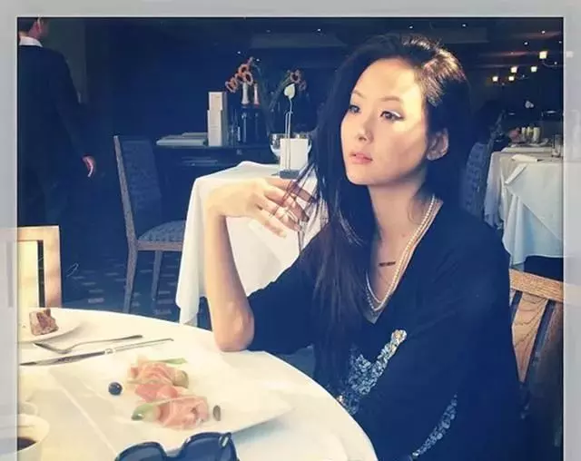 13歲就被富豪看上, 追了6年終於追到手, 一張旺夫臉曾一晚賺13億!