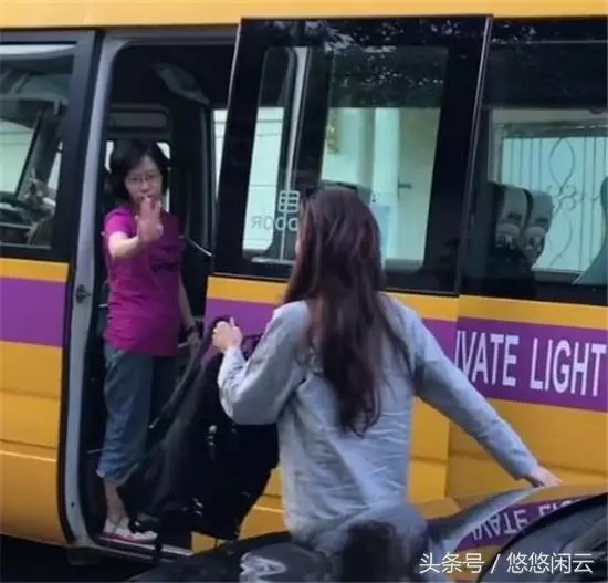 張柏芝睡衣素顏披頭散發送兒子上學獲贊:最美媽媽