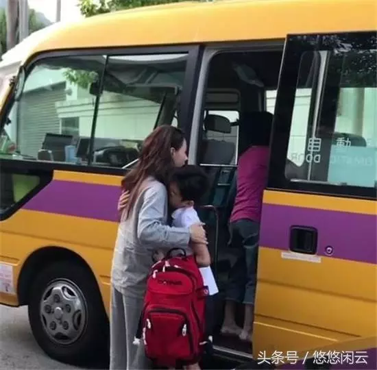 張柏芝睡衣素顏披頭散發送兒子上學獲贊:最美媽媽