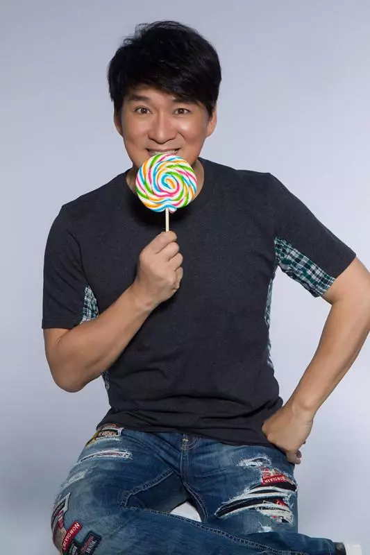真的假的? 周華健帥氣兒子近照曝光! 竟然長得像…完全和父親不一樣!!