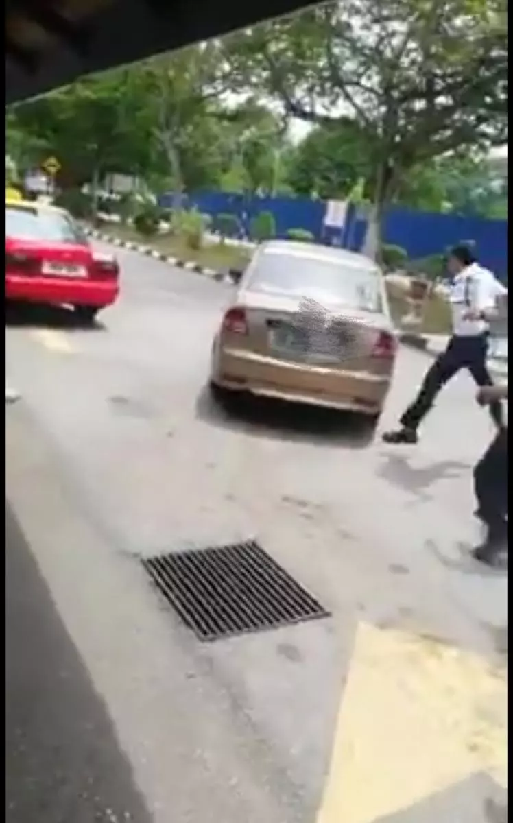 【全程曝光】就為了這件小事不爽,惡霸竟然倒車撞人