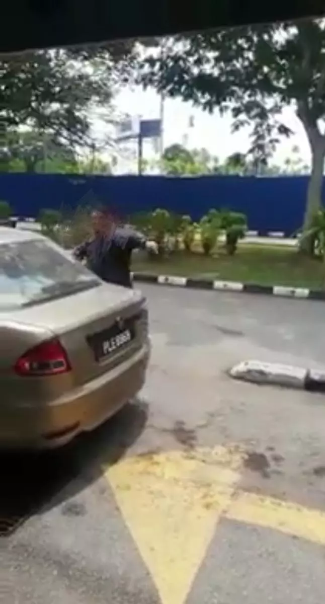 【全程曝光】就為了這件小事不爽,惡霸竟然倒車撞人