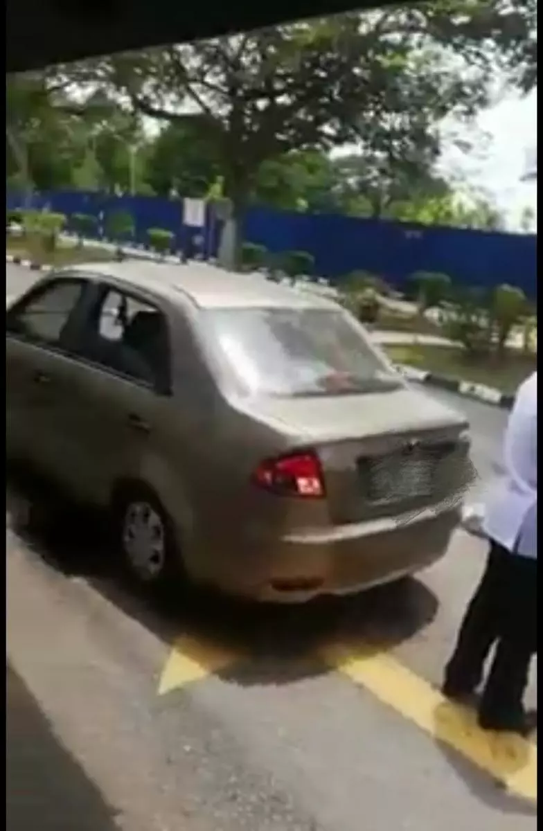 【全程曝光】就為了這件小事不爽,惡霸竟然倒車撞人