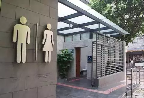 「你們不配用廁紙」 坐輪椅的華人如廁都被人歧視