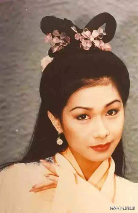 「未婚夫曾對她動手」緋聞不斷毅然離開,今49歲「與養子相依為命」為他放棄愛情~~