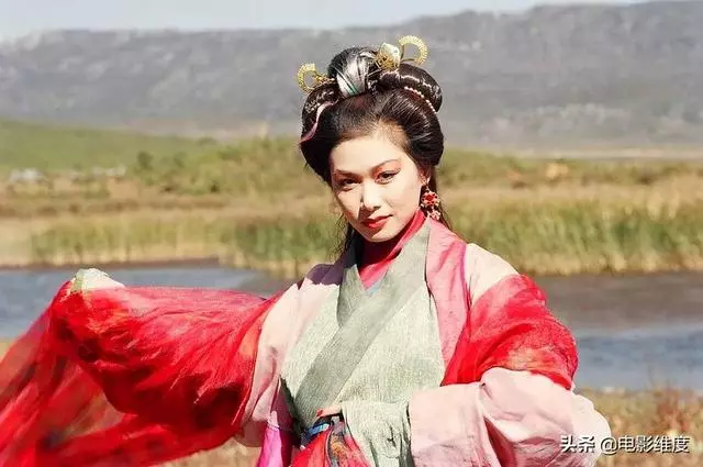 「未婚夫曾對她動手」緋聞不斷毅然離開,今49歲「與養子相依為命」為他放棄愛情~~