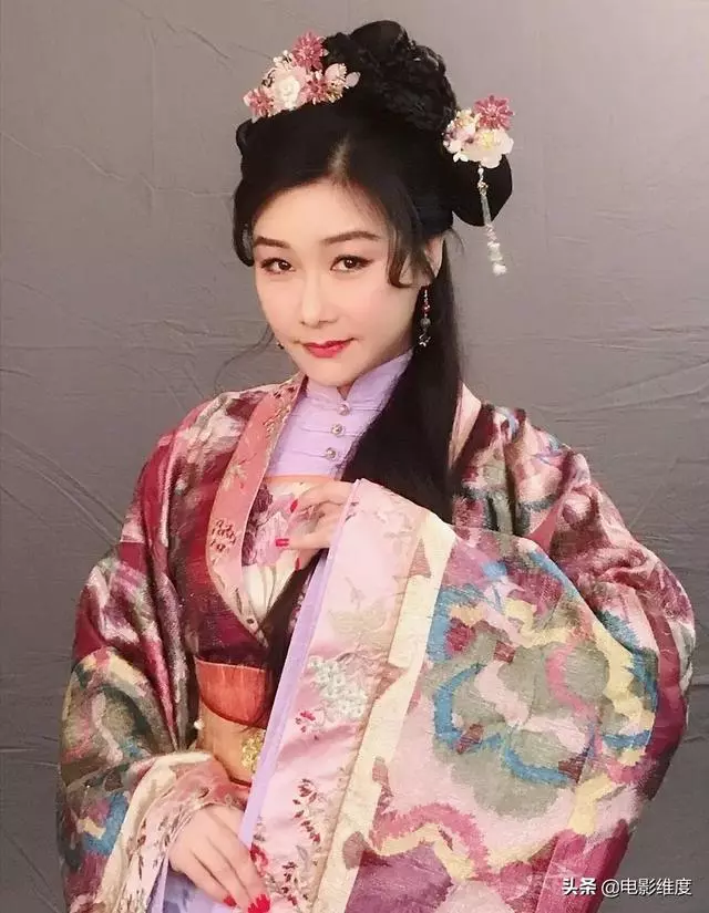 「未婚夫曾對她動手」緋聞不斷毅然離開,今49歲「與養子相依為命」為他放棄愛情~~