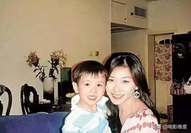 「未婚夫曾對她動手」緋聞不斷毅然離開,今49歲「與養子相依為命」為他放棄愛情~~