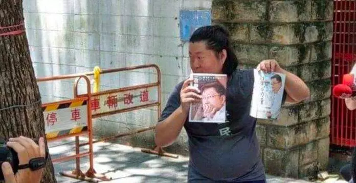 超糗!號召「丟柯P商品」獲萬人響應 一到場直接尷尬了