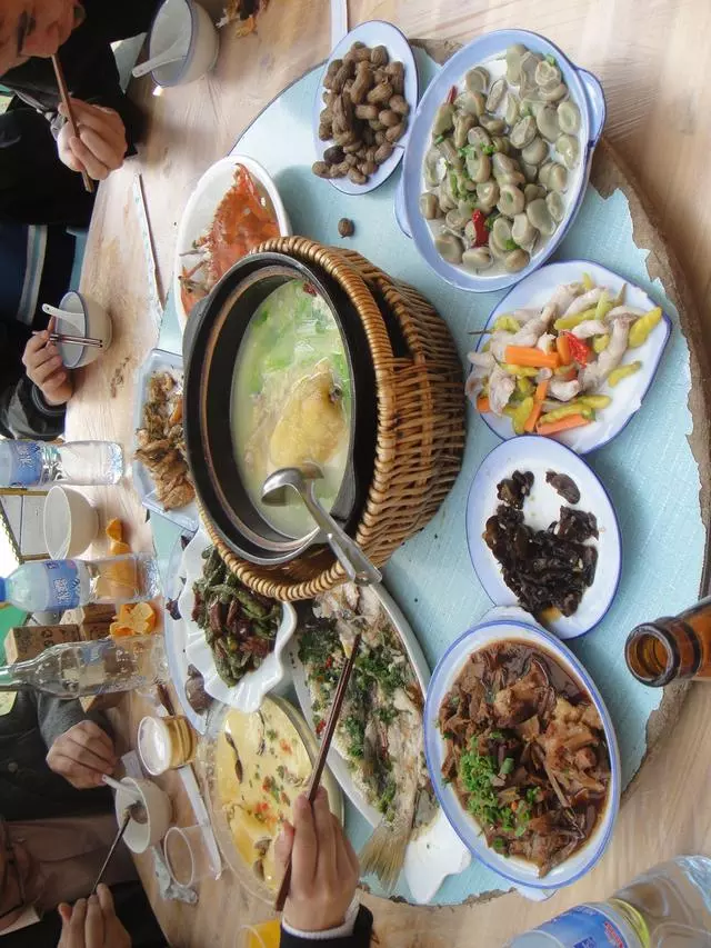 去兒子家過年,兒媳做了一道菜孫子摔了筷子,而我卻感動落下眼淚