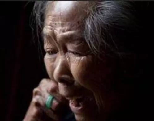 去兒子家過年,兒媳做了一道菜孫子摔了筷子,而我卻感動落下眼淚