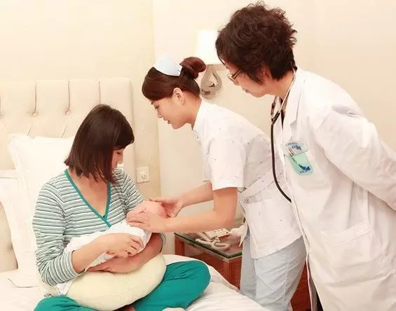 結婚時婆家沒給一分彩禮,我生了兒子婆婆給張卡,看到餘額我哭了