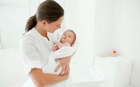 結婚時婆家沒給一分彩禮,我生了兒子婆婆給張卡,看到餘額我哭了