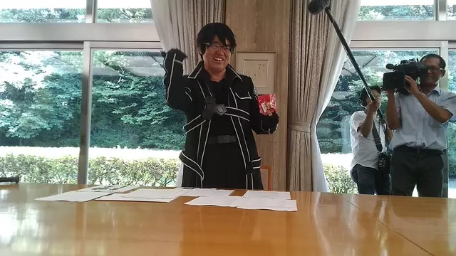 日本政府官員Cosplay超違和《航海王》角色 新聞主播猛笑場:真的很像呢