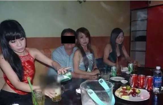 「去越南除了按摩就是要來這啊!」體驗後魯蛇大叔又分享越南KTV!