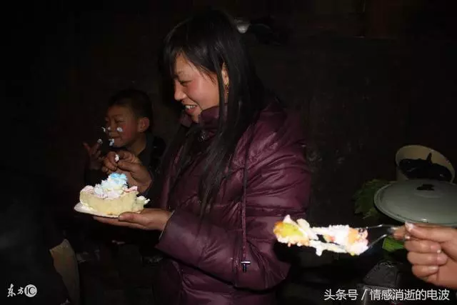 兒子生日岳母送手工衣服,我媽卻一臉嫌棄,半年後她送了我一張卡