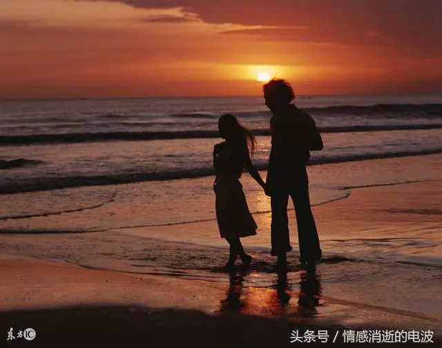 帶著女友回家爸媽高興壞了,去了一趟陽台,我嚇得要分手
