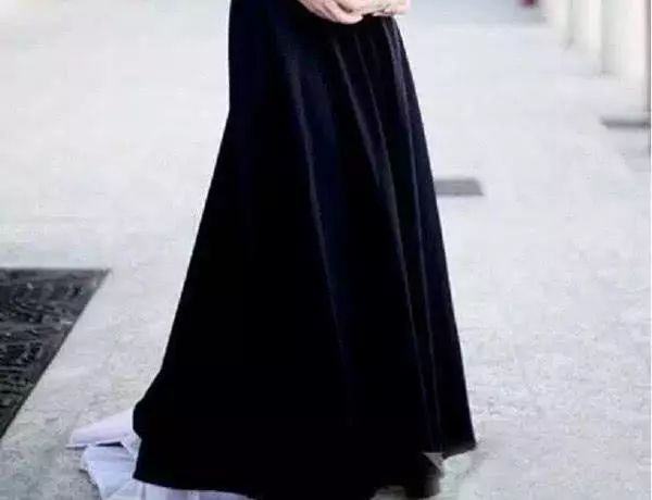 美女經過海關安檢時,結果裙底下傳出水花聲...掀開後傻眼了!