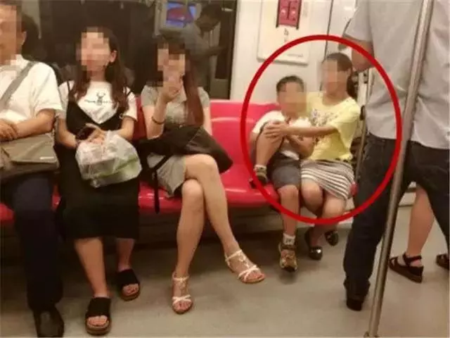 五歲男孩在地鐵上要尿,說尿媽媽嘴裡,還說爸爸都這樣做了!