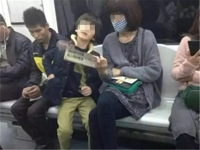 五歲男孩在地鐵上要尿,說尿媽媽嘴裡,還說爸爸都這樣做了!